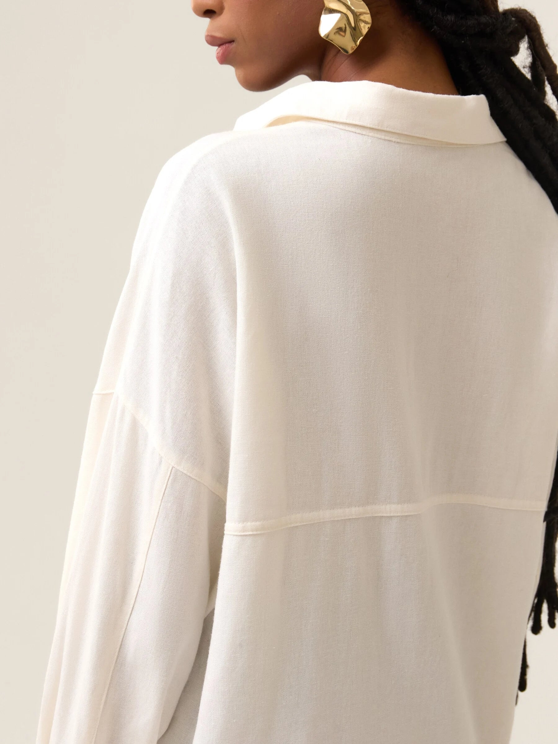 Camisa Oversized de Linho Cupuaçu Branca Off White. Compre online moda sustentável e atemporal na Minimadeia. Roupas femininas estilosas, básicas e sustentáveis. Foto produto 15