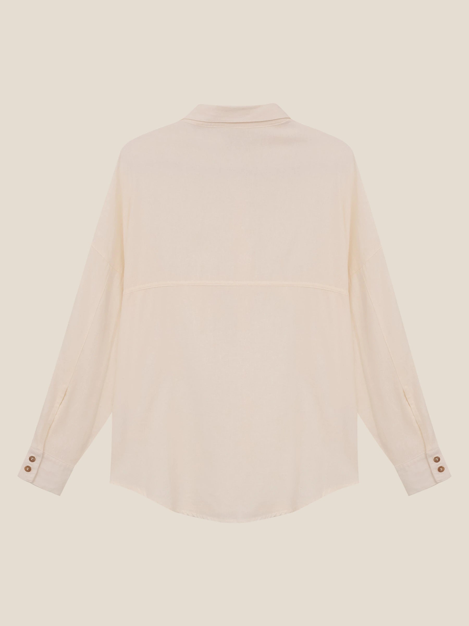 Camisa Oversized de Linho Cupuaçu Branca Off White. Compre online moda sustentável e atemporal na Minimadeia. Roupas femininas estilosas, básicas e sustentáveis. Foto produto still 03