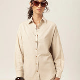 Camisa Oversized Cupuaçu de Linho e Viscose FSC™ Bege Claro. Compre online moda sustentável e atemporal na Minimadeia, marca slow fashion de roupas femininas. Foto produto MAR26 02