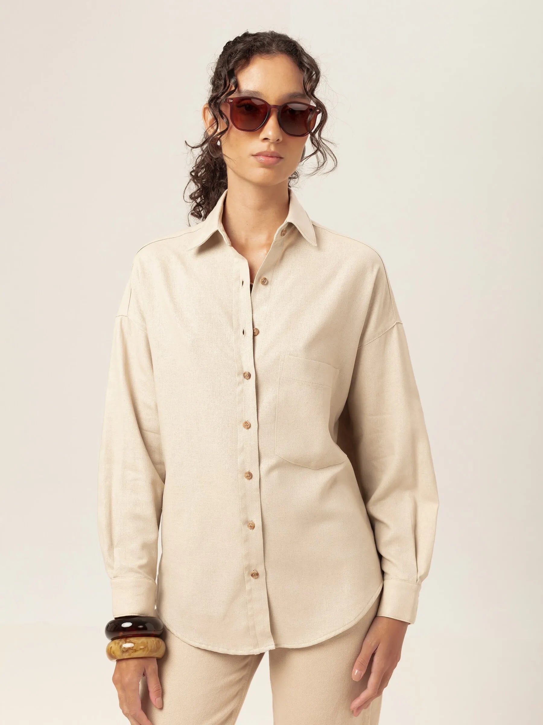 Camisa Oversized Cupuaçu de Linho e Viscose FSC™ Bege Claro. Compre online moda sustentável e atemporal na Minimadeia, marca slow fashion de roupas femininas. Foto produto MAR26 02
