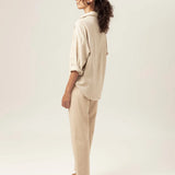 Camisa Oversized Cupuaçu de Linho e Viscose FSC™ Bege Claro. Compre online moda sustentável e atemporal na Minimadeia, marca slow fashion de roupas femininas. Foto produto MAR26 05
