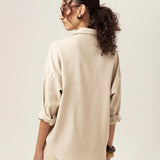 Camisa Oversized Cupuaçu de Linho e Viscose FSC™ Bege Claro. Compre online moda sustentável e atemporal na Minimadeia, marca slow fashion de roupas femininas. Foto produto MAR26 07