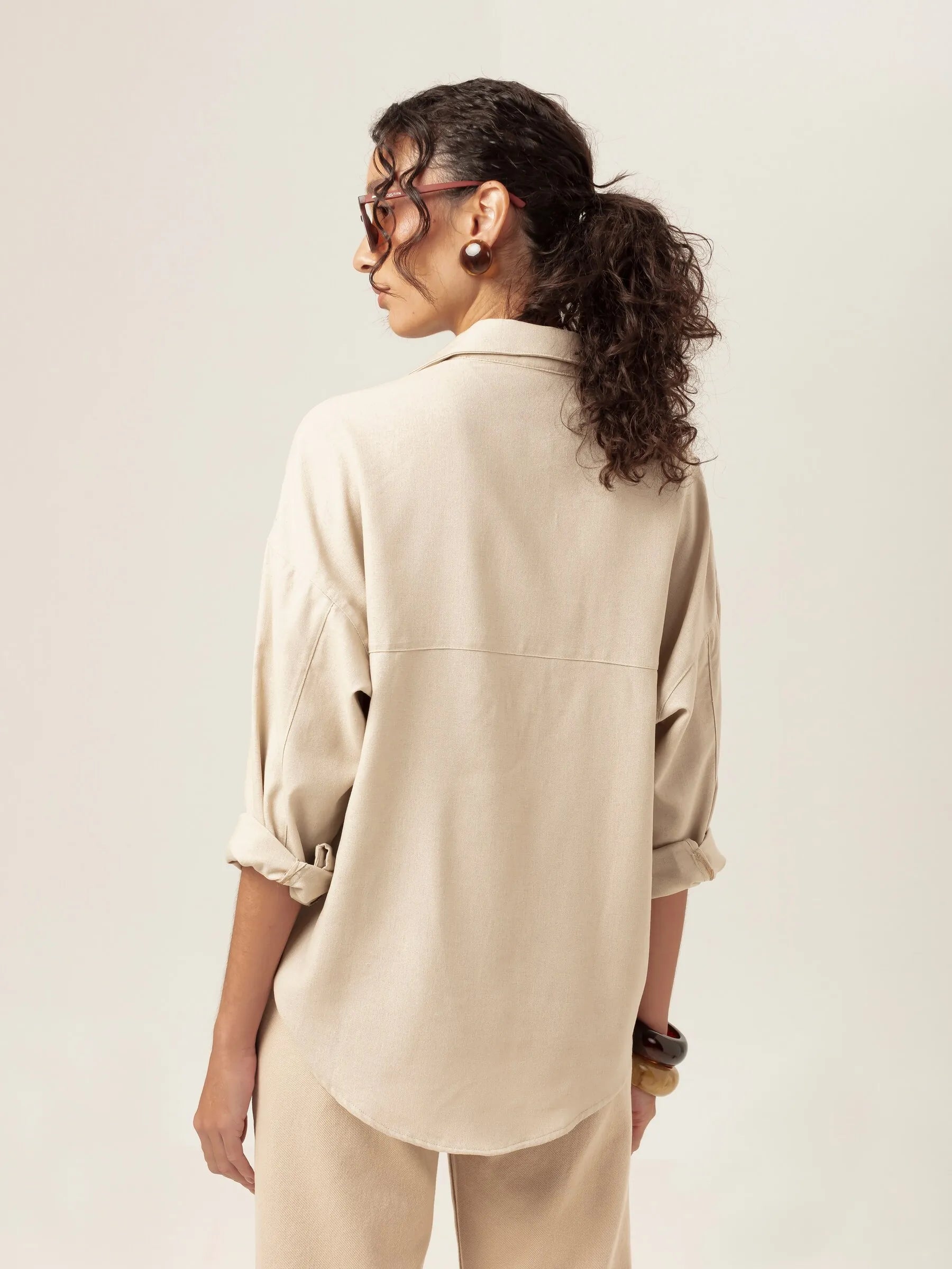 Camisa Oversized Cupuaçu de Linho e Viscose FSC™ Bege Claro. Compre online moda sustentável e atemporal na Minimadeia, marca slow fashion de roupas femininas. Foto produto MAR26 07