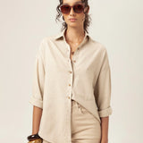 Camisa Oversized Cupuaçu de Linho e Viscose FSC™ Bege Claro. Compre online moda sustentável e atemporal na Minimadeia, marca slow fashion de roupas femininas. Foto produto MAR26 08