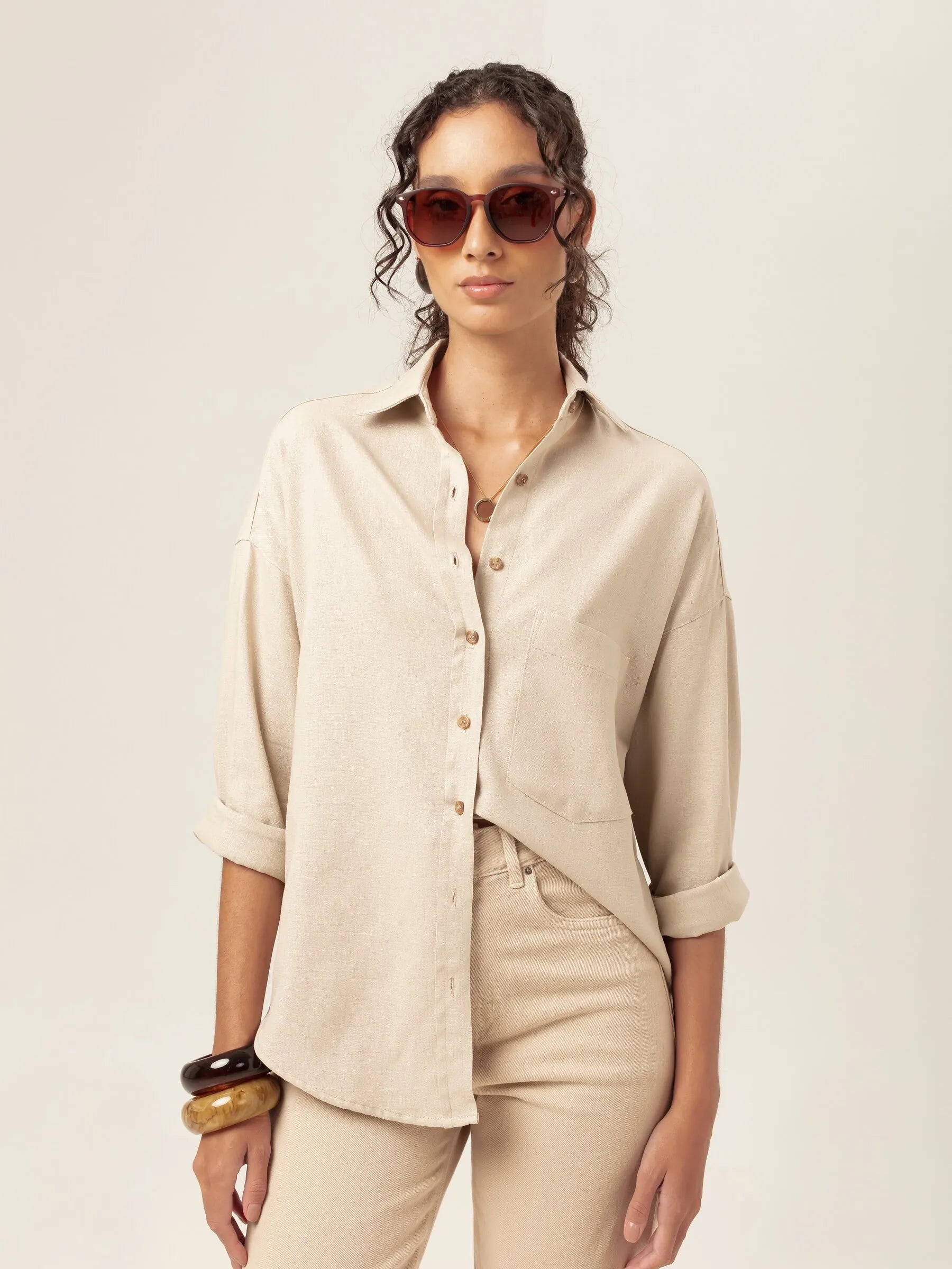 Camisa Oversized Cupuaçu de Linho e Viscose FSC™ Bege Claro. Compre online moda sustentável e atemporal na Minimadeia, marca slow fashion de roupas femininas. Foto produto MAR26 08