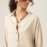 Camisa Oversized Cupuaçu de Linho e Viscose FSC™ Bege Claro. Compre online moda sustentável e atemporal na Minimadeia, marca slow fashion de roupas femininas. Foto produto MAR26 09
