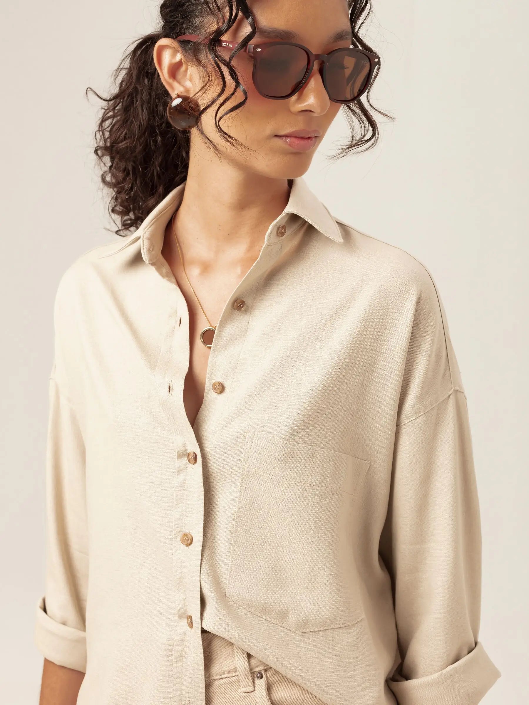 Camisa Oversized Cupuaçu de Linho e Viscose FSC™ Bege Claro. Compre online moda sustentável e atemporal na Minimadeia, marca slow fashion de roupas femininas. Foto produto MAR26 09
