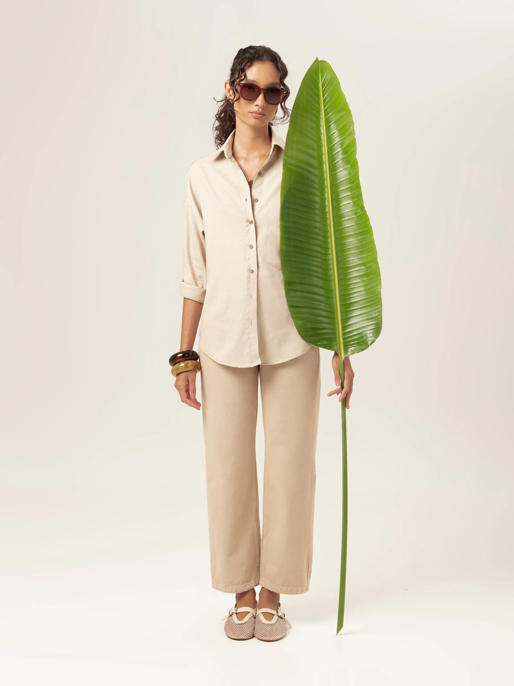 Camisa Oversized Cupuaçu de Linho e Viscose FSC™ Bege Claro. Compre online moda sustentável e atemporal na Minimadeia, marca slow fashion de roupas femininas. Foto produto MAR26 12