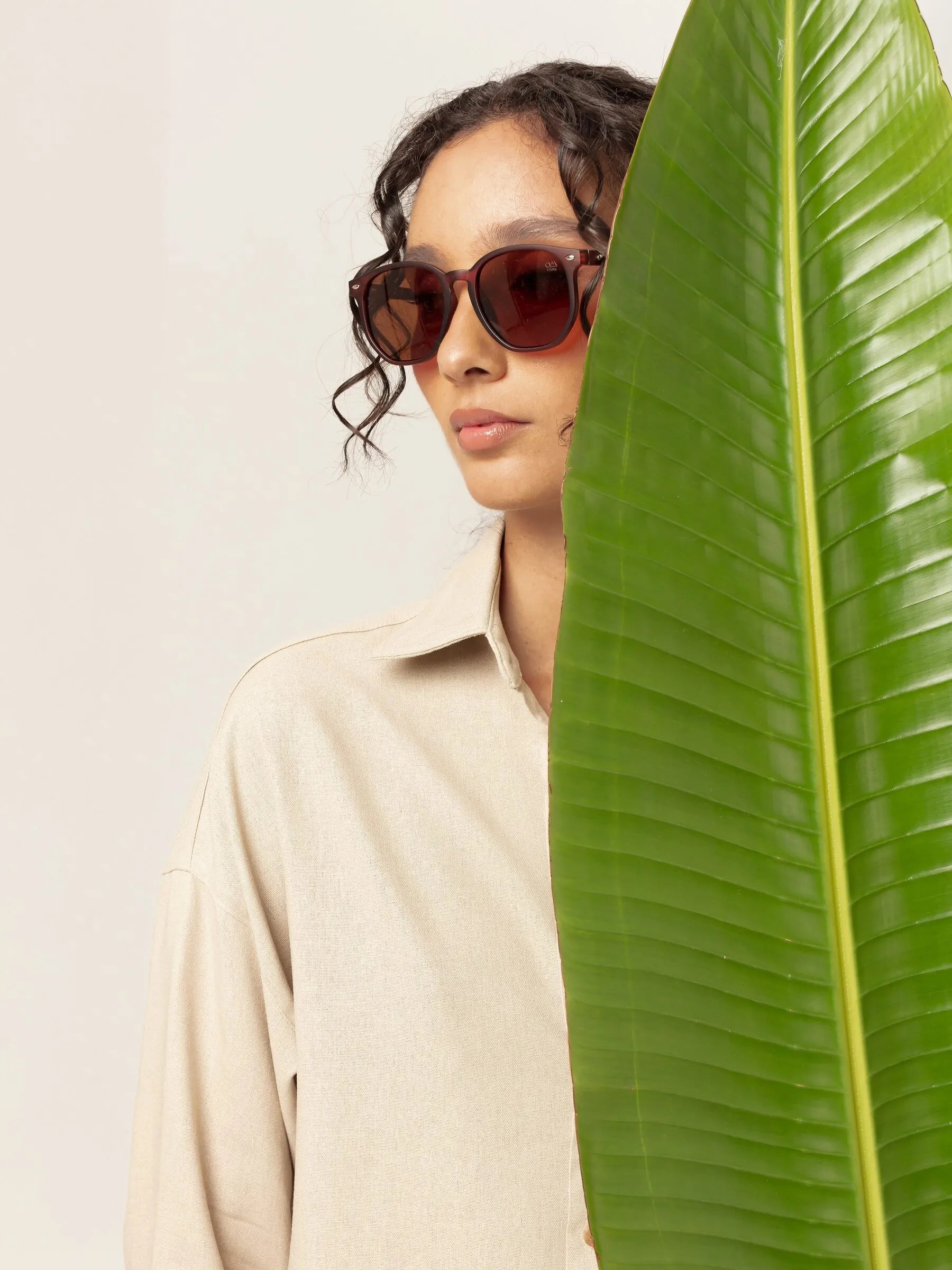 Camisa Oversized Cupuaçu de Linho e Viscose FSC™ Bege Claro. Compre online moda sustentável e atemporal na Minimadeia, marca slow fashion de roupas femininas. Foto produto MAR26 13