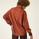 Camisa Oversized de Linho e Viscose FSC™ Marrom Terracota. Compre online moda sustentável e atemporal na Minimadeia. Roupas femininas estilosas, básicas e sustentáveis. Foto produto ABR25 02