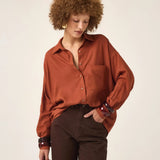 Camisa Oversized de Linho e Viscose FSC™ Marrom Terracota. Compre online moda sustentável e atemporal na Minimadeia. Roupas femininas estilosas, básicas e sustentáveis. Foto produto ABR25 03