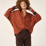 Camisa Oversized de Linho e Viscose FSC™ Marrom Terracota. Compre online moda sustentável e atemporal na Minimadeia. Roupas femininas estilosas, básicas e sustentáveis. Foto produto ABR25 04