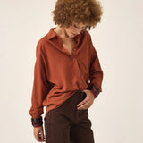 Camisa Oversized de Linho e Viscose FSC™ Marrom Terracota. Compre online moda sustentável e atemporal na Minimadeia. Roupas femininas estilosas, básicas e sustentáveis. Foto produto ABR25 05