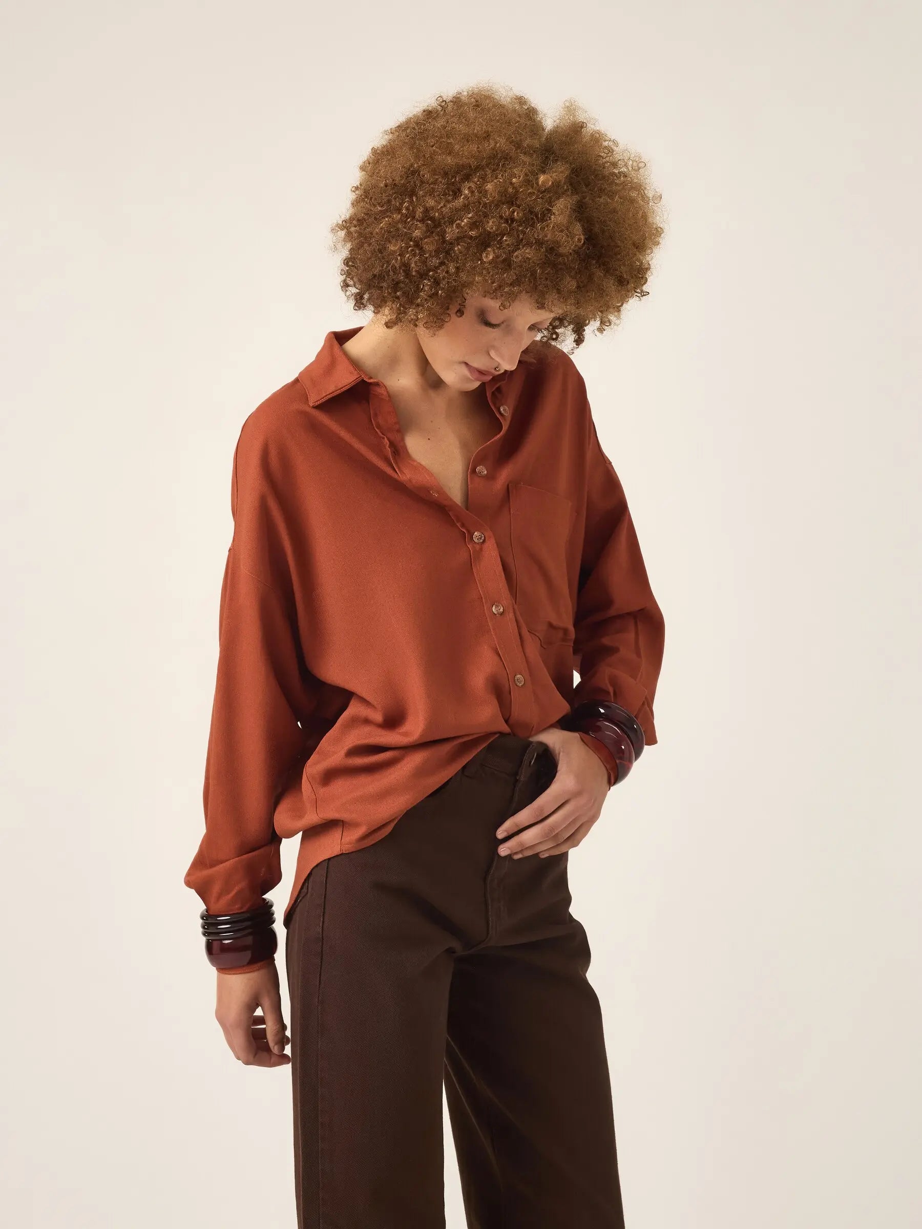 Camisa Oversized de Linho e Viscose FSC™ Marrom Terracota. Compre online moda sustentável e atemporal na Minimadeia. Roupas femininas estilosas, básicas e sustentáveis. Foto produto ABR25 05