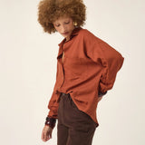 Camisa Oversized de Linho e Viscose FSC™ Marrom Terracota. Compre online moda sustentável e atemporal na Minimadeia. Roupas femininas estilosas, básicas e sustentáveis. Foto produto ABR25 06