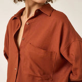 Camisa Oversized de Linho e Viscose FSC™ Marrom Terracota. Compre online moda sustentável e atemporal na Minimadeia. Roupas femininas estilosas, básicas e sustentáveis. Foto produto ABR25 07