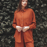 Camisa Oversized de Linho e Viscose FSC™ Marrom Terracota. Compre online moda sustentável e atemporal na Minimadeia. Roupas femininas estilosas, básicas e sustentáveis. Foto produto 04