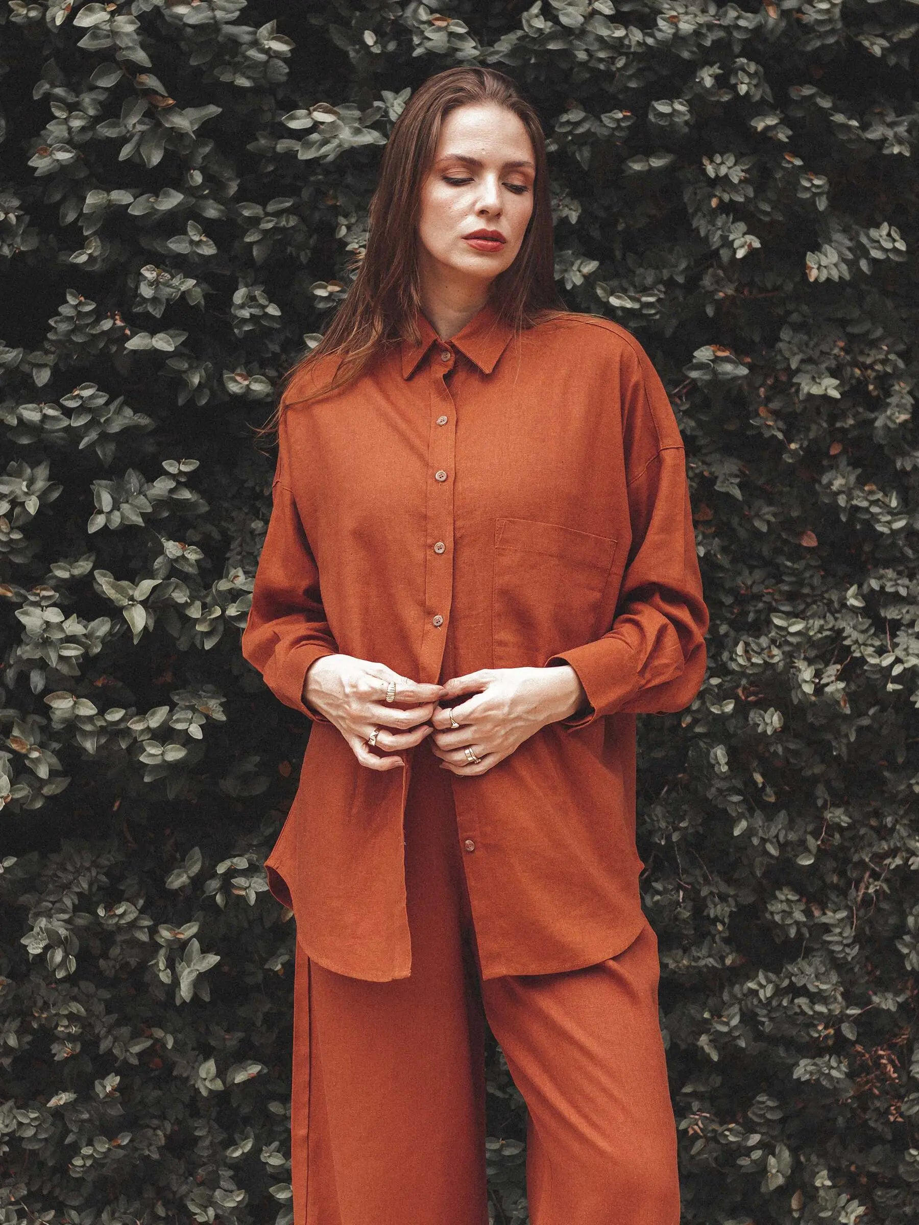 Camisa Oversized de Linho e Viscose FSC™ Marrom Terracota. Compre online moda sustentável e atemporal na Minimadeia. Roupas femininas estilosas, básicas e sustentáveis. Foto produto 04