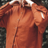 Camisa Oversized de Linho e Viscose FSC™ Marrom Terracota. Compre online moda sustentável e atemporal na Minimadeia. Roupas femininas estilosas, básicas e sustentáveis. Foto produto 07