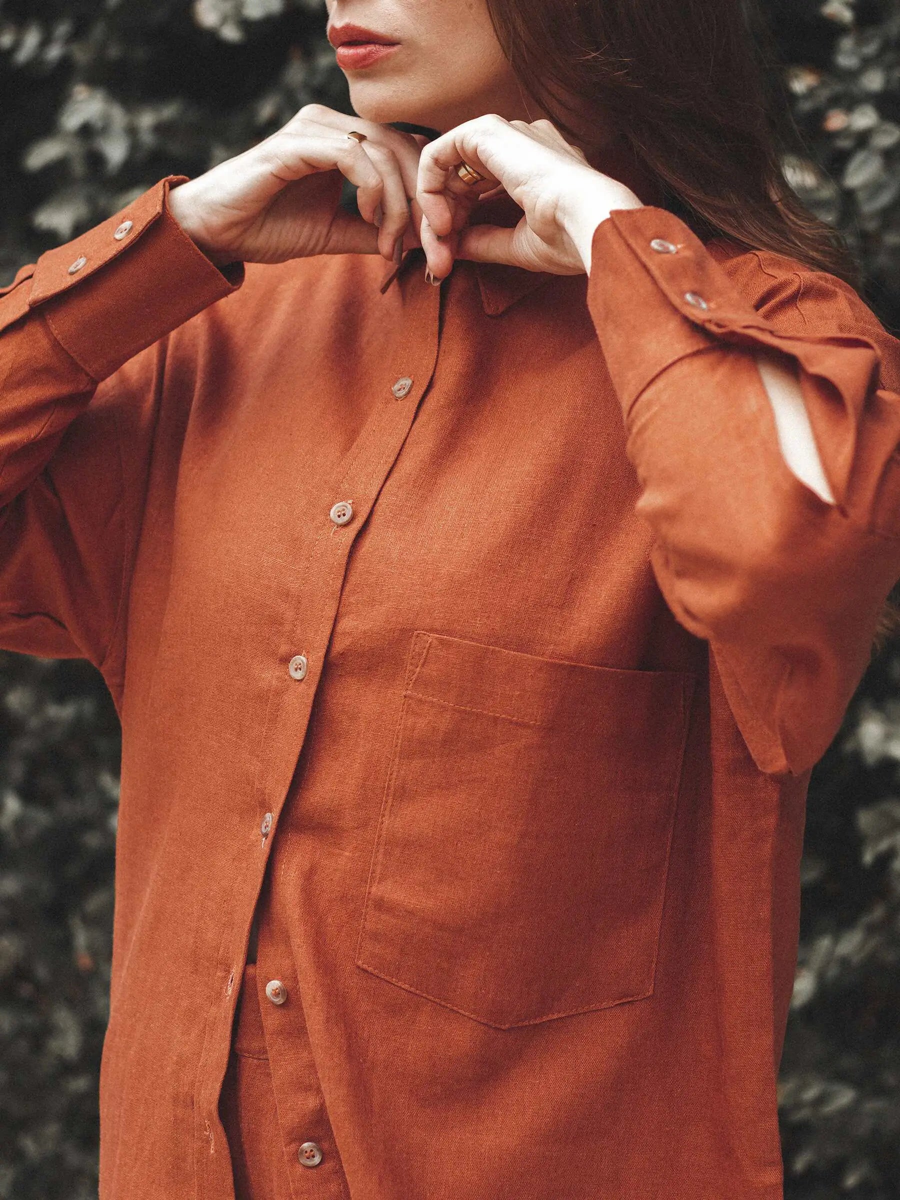 Camisa Oversized de Linho e Viscose FSC™ Marrom Terracota. Compre online moda sustentável e atemporal na Minimadeia. Roupas femininas estilosas, básicas e sustentáveis. Foto produto 07