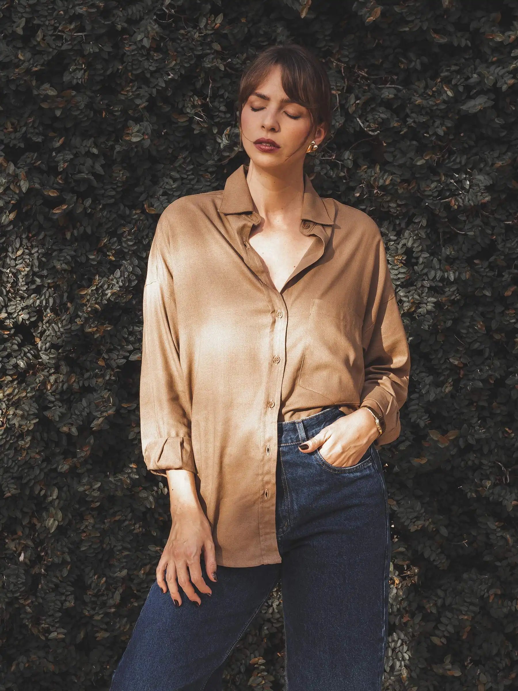 Camisa Oversized Cupuaçu de Linho e Viscose FSC™ Marrom Claro. Compre online moda sustentável e atemporal na Minimadeia, marca slow fashion de roupas femininas sustentáveis. Foto produto MAI25 07