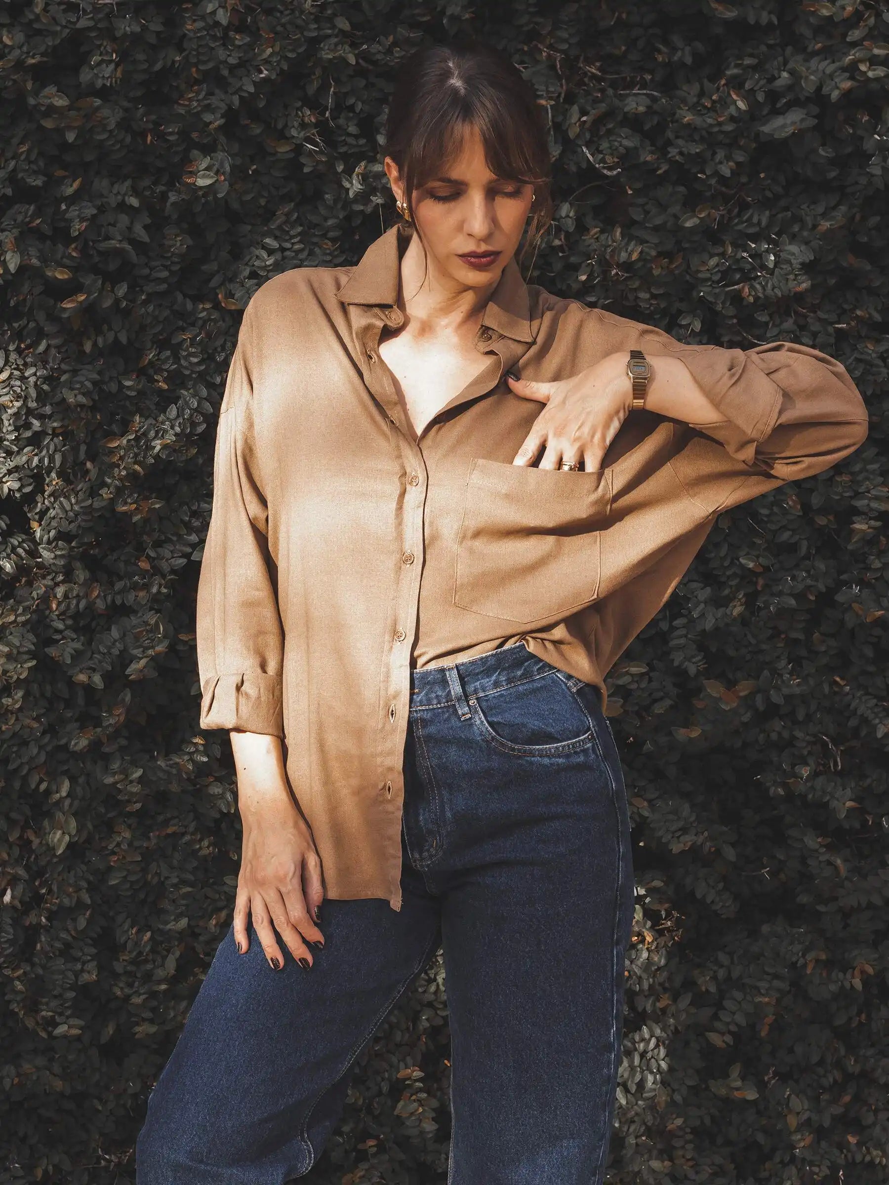 Camisa Oversized Cupuaçu de Linho e Viscose FSC™ Marrom Claro. Compre online moda sustentável e atemporal na Minimadeia, marca slow fashion de roupas femininas sustentáveis. Foto produto MAI25 09