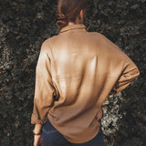 Camisa Oversized Cupuaçu de Linho e Viscose FSC™ Marrom Claro. Compre online moda sustentável e atemporal na Minimadeia, marca slow fashion de roupas femininas sustentáveis. Foto produto MAI25 12
