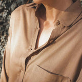 Camisa Oversized Cupuaçu de Linho e Viscose FSC™ Marrom Claro. Compre online moda sustentável e atemporal na Minimadeia, marca slow fashion de roupas femininas sustentáveis. Foto produto MAI25 16