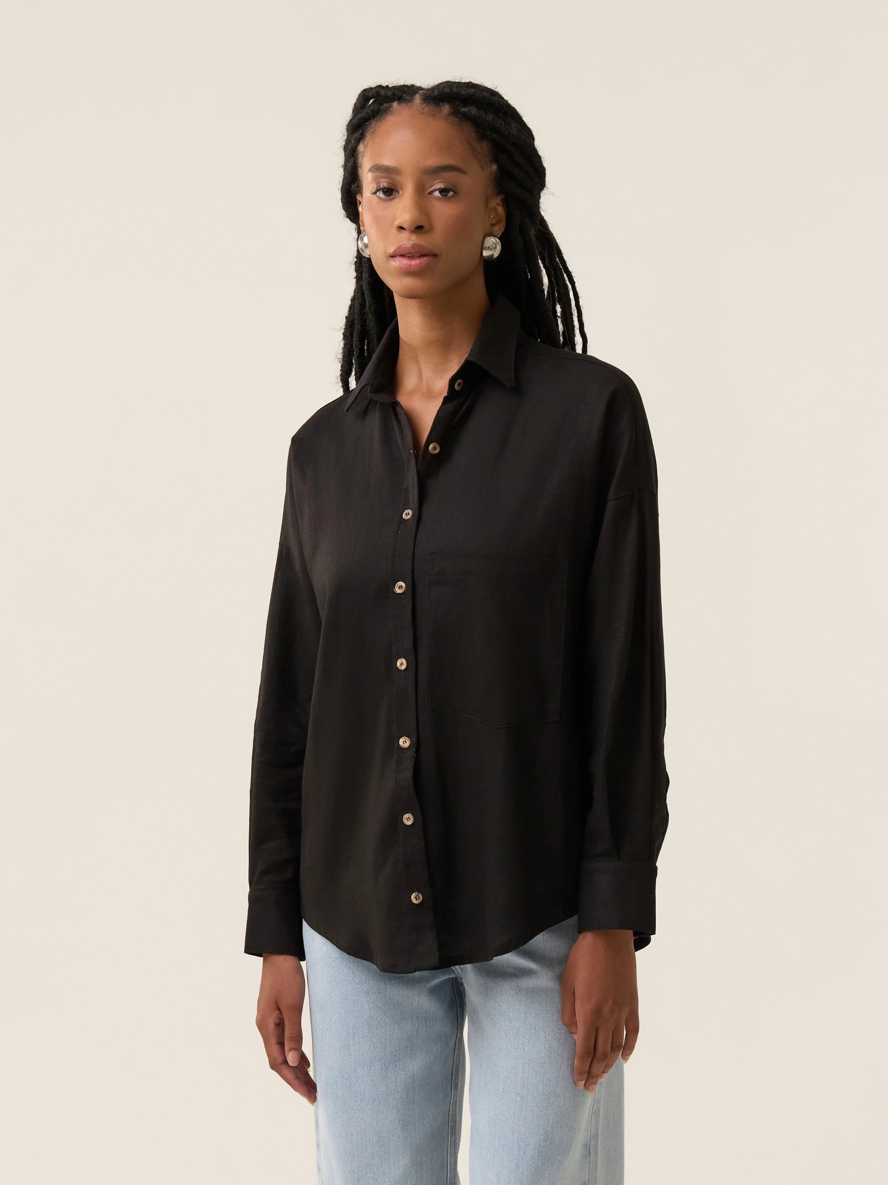 Camisa Oversized de Linho Cupuaçu Preta. Compre online moda sustentável e atemporal na Minimadeia. Roupas femininas estilosas, básicas e sustentáveis. Foto produto 02