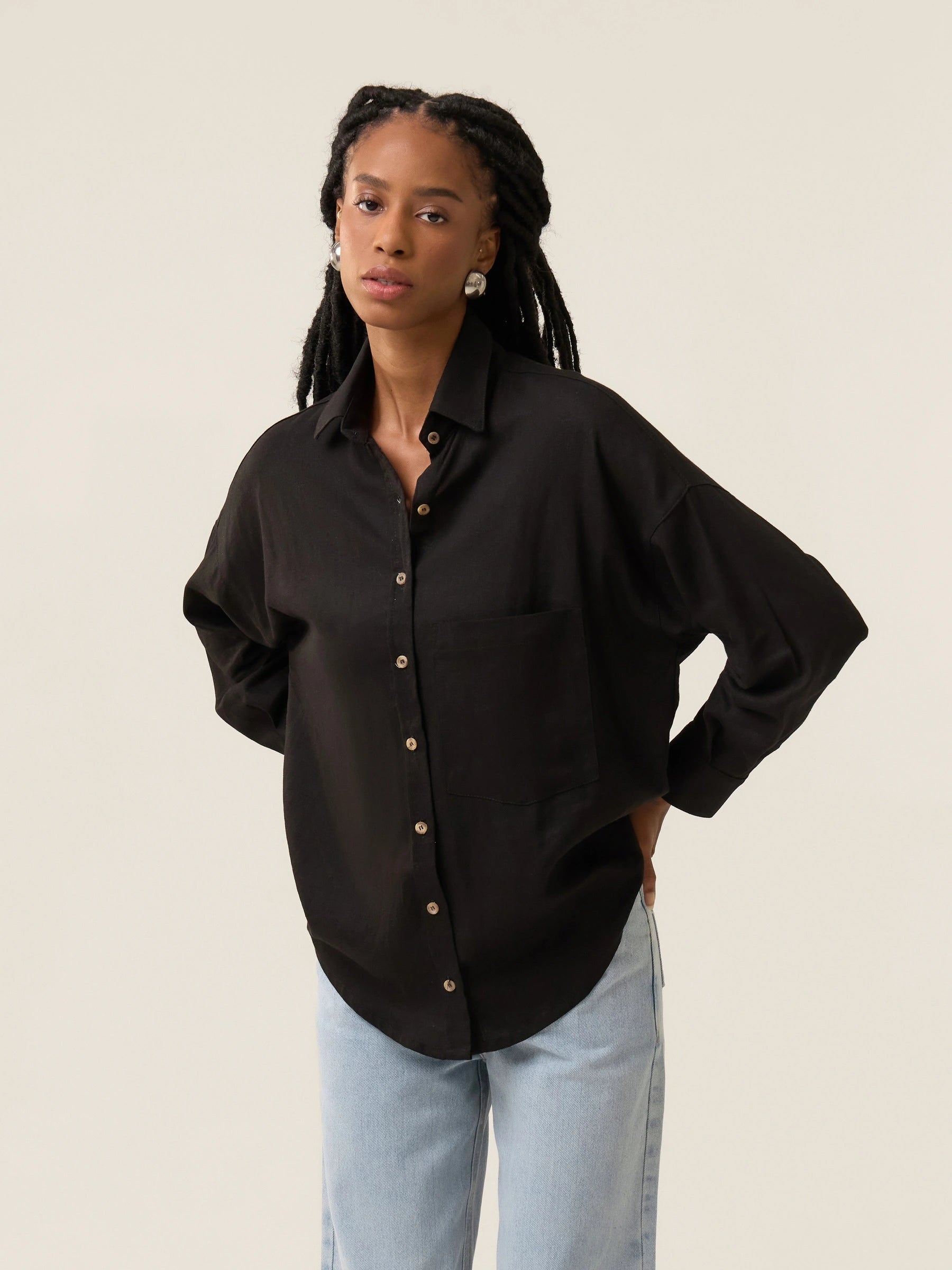 Camisa Oversized de Linho Cupuaçu Preta. Compre online moda sustentável e atemporal na Minimadeia. Roupas femininas estilosas, básicas e sustentáveis. Foto produto 03