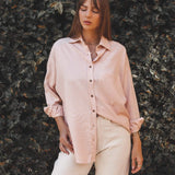 Camisa Oversized Cupuaçu de Linho e Viscose FSC™ Rosa Claro. Compre online moda sustentável e atemporal na Minimadeia, marca slow fashion de roupas femininas sustentáveis. Foto lookbook AGO25 03