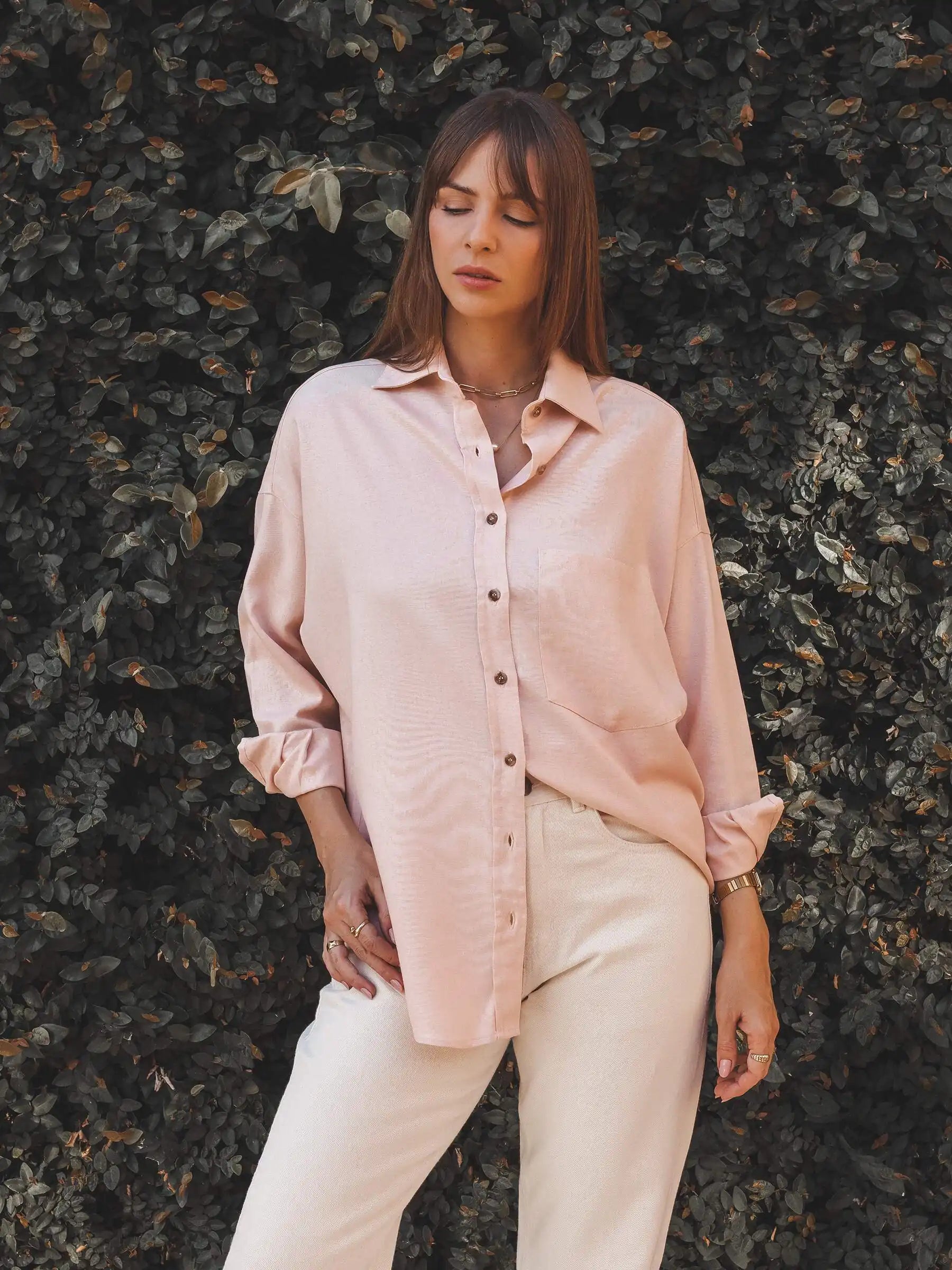 Camisa Oversized Cupuaçu de Linho e Viscose FSC™ Rosa Claro. Compre online moda sustentável e atemporal na Minimadeia, marca slow fashion de roupas femininas sustentáveis. Foto lookbook AGO25 03