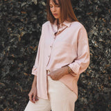 Camisa Oversized Cupuaçu de Linho e Viscose FSC™ Rosa Claro. Compre online moda sustentável e atemporal na Minimadeia, marca slow fashion de roupas femininas sustentáveis. Foto lookbook AGO25 06