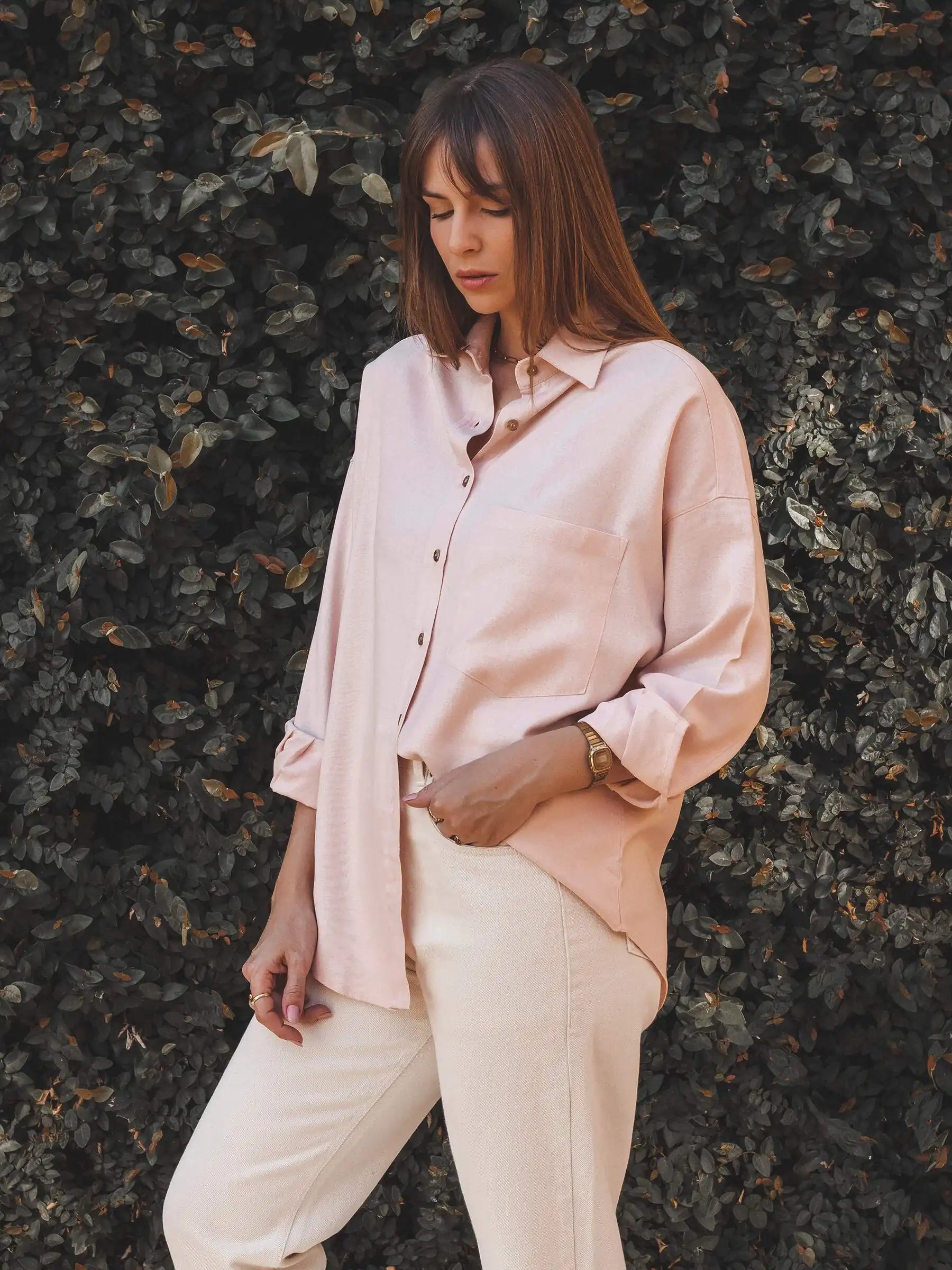 Camisa Oversized Cupuaçu de Linho e Viscose FSC™ Rosa Claro. Compre online moda sustentável e atemporal na Minimadeia, marca slow fashion de roupas femininas sustentáveis. Foto lookbook AGO25 06