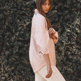Camisa Oversized Cupuaçu de Linho e Viscose FSC™ Rosa Claro. Compre online moda sustentável e atemporal na Minimadeia, marca slow fashion de roupas femininas sustentáveis. Foto lookbook AGO25 10