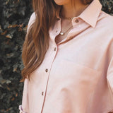 Camisa Oversized Cupuaçu de Linho e Viscose FSC™ Rosa Claro. Compre online moda sustentável e atemporal na Minimadeia, marca slow fashion de roupas femininas sustentáveis. Foto lookbook AGO25 12