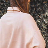 Camisa Oversized Cupuaçu de Linho e Viscose FSC™ Rosa Claro. Compre online moda sustentável e atemporal na Minimadeia, marca slow fashion de roupas femininas sustentáveis. Foto lookbook AGO25 14