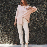 Camisa Oversized Cupuaçu de Linho e Viscose FSC™ Rosa Claro. Compre online moda sustentável e atemporal na Minimadeia, marca slow fashion de roupas femininas sustentáveis. Foto lookbook AGO25 18