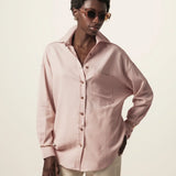 Camisa Oversized Cupuaçu de Linho e Viscose FSC™ Rosa Claro. Compre online moda sustentável e atemporal na Minimadeia, marca slow fashion de roupas femininas sustentáveis. Foto lookbook JUN26 04