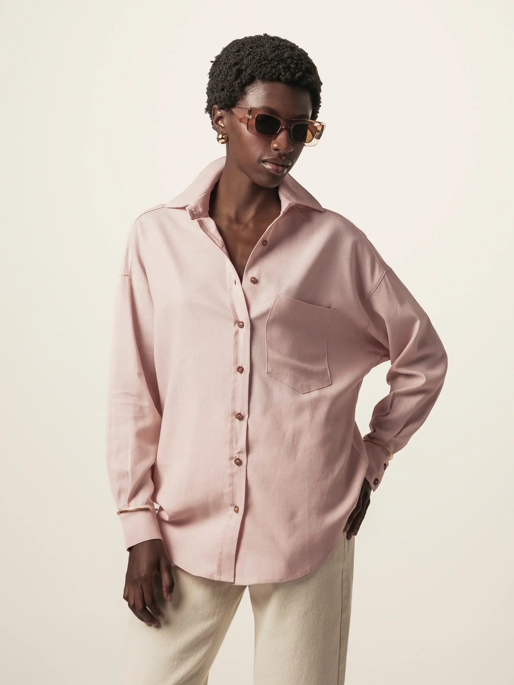 Camisa Oversized Cupuaçu de Linho e Viscose FSC™ Rosa Claro. Compre online moda sustentável e atemporal na Minimadeia, marca slow fashion de roupas femininas sustentáveis. Foto lookbook JUN26 04