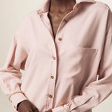 Camisa Oversized Cupuaçu de Linho e Viscose FSC™ Rosa Claro. Compre online moda sustentável e atemporal na Minimadeia, marca slow fashion de roupas femininas sustentáveis. Foto lookbook JUN26 06
