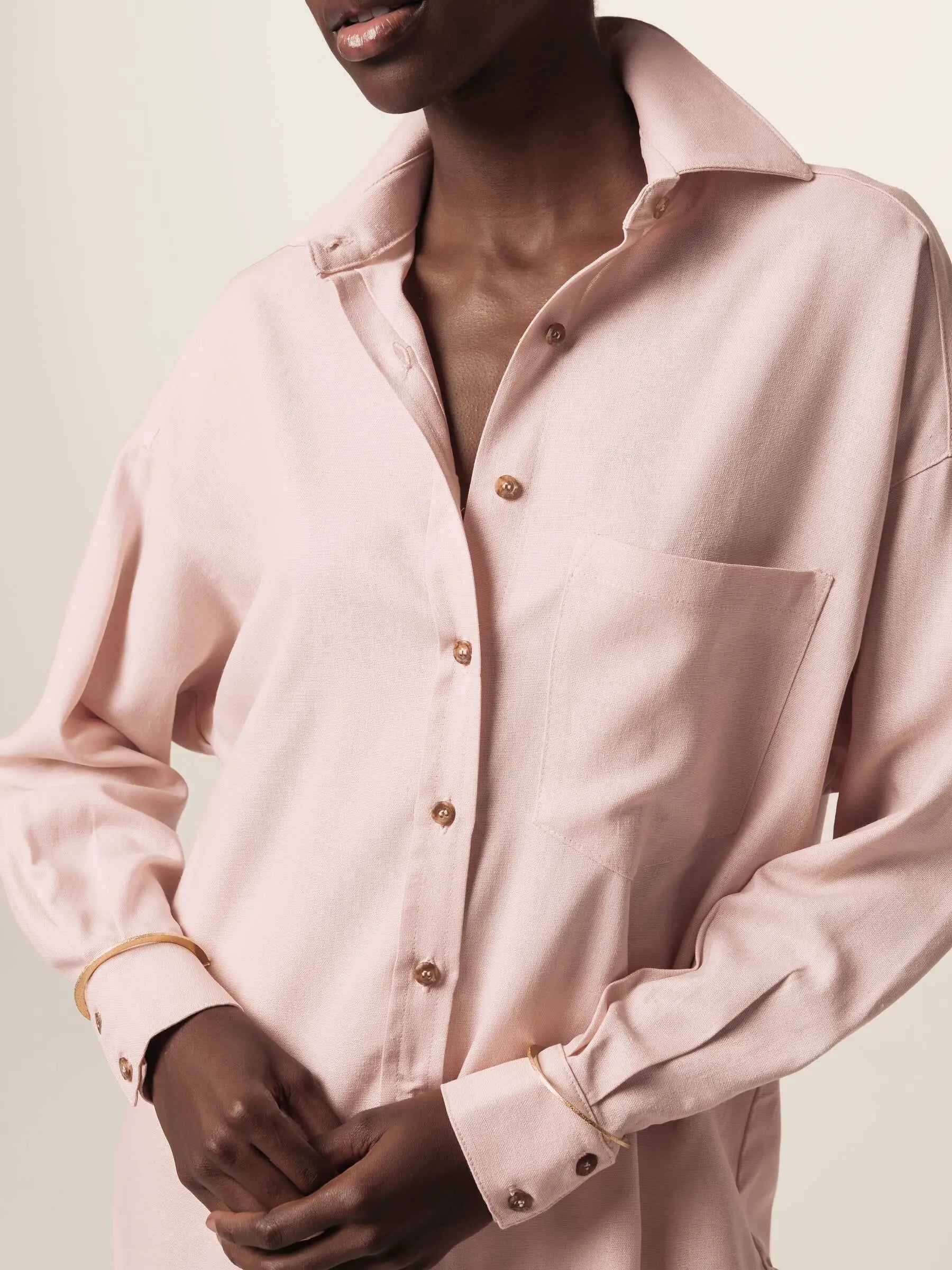 Camisa Oversized Cupuaçu de Linho e Viscose FSC™ Rosa Claro. Compre online moda sustentável e atemporal na Minimadeia, marca slow fashion de roupas femininas sustentáveis. Foto lookbook JUN26 06