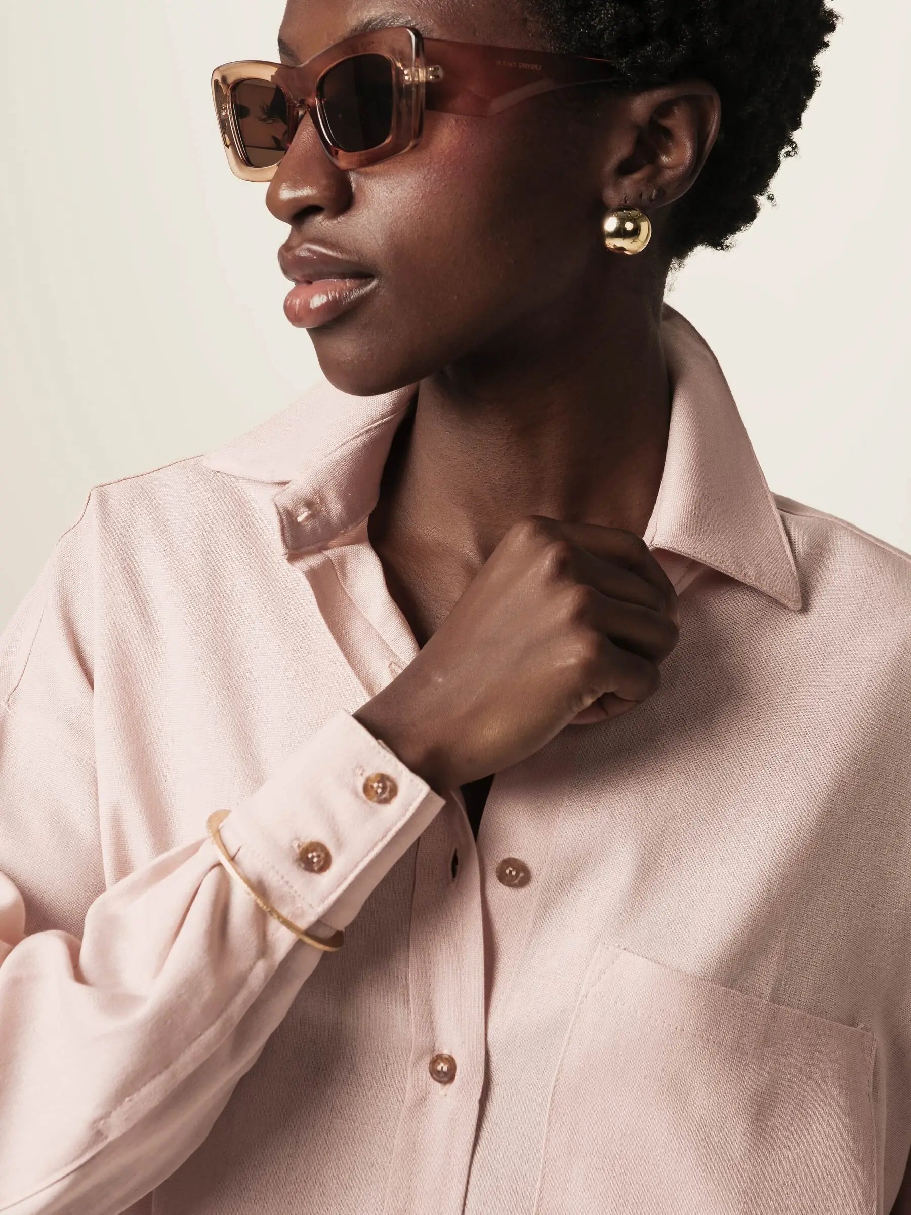 Camisa Oversized Cupuaçu de Linho e Viscose FSC™ Rosa Claro. Compre online moda sustentável e atemporal na Minimadeia, marca slow fashion de roupas femininas sustentáveis. Foto lookbook JUN26 07