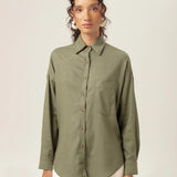 Camisa Oversized Cupuaçu de Linho e Viscose FSC™ Verde Escuro. Compre online moda sustentável e atemporal na Minimadeia, marca slow fashion de roupas femininas. Foto produto MAR26 01