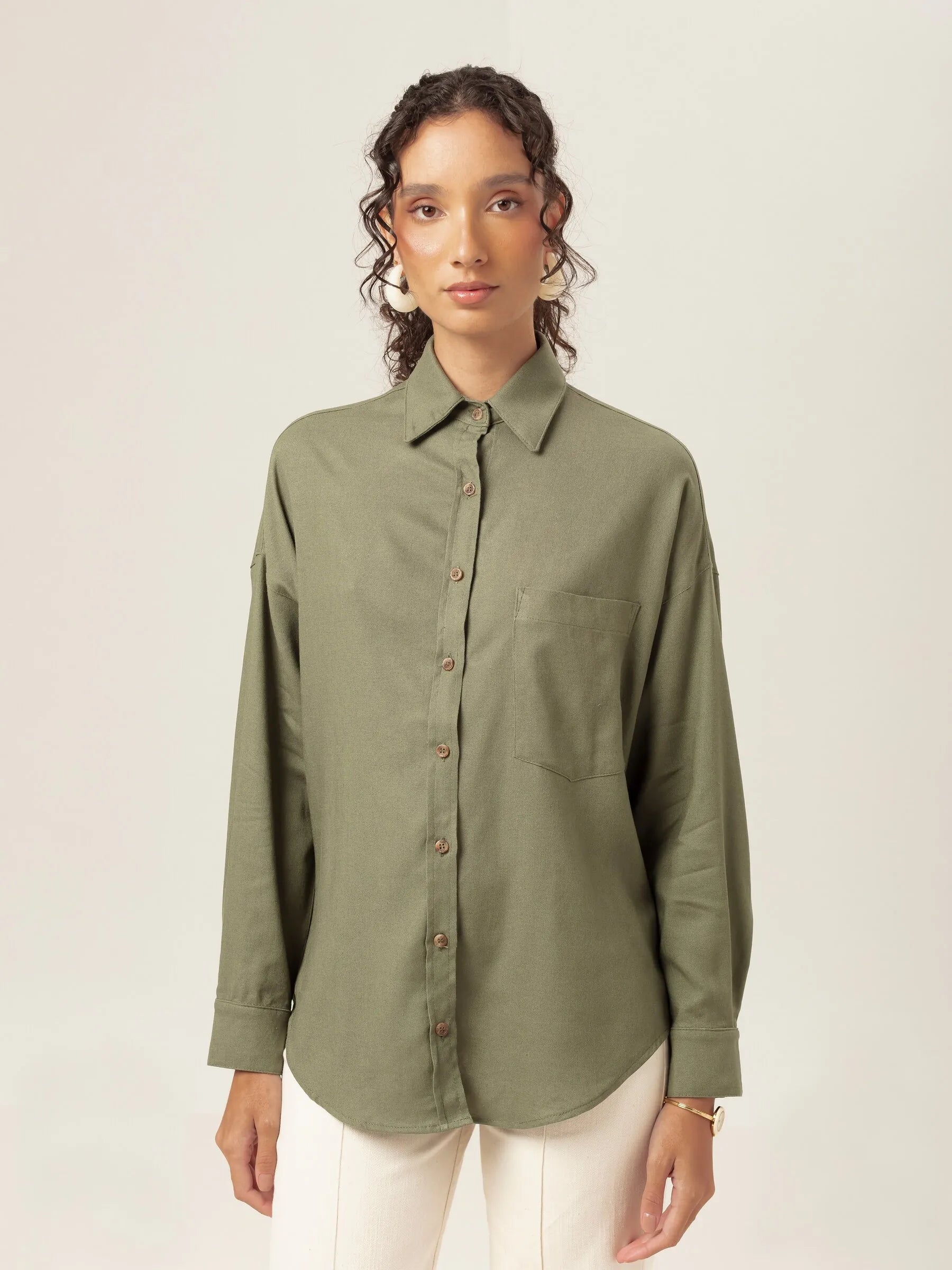 Camisa Oversized Cupuaçu de Linho e Viscose FSC™ Verde Escuro. Compre online moda sustentável e atemporal na Minimadeia, marca slow fashion de roupas femininas. Foto produto MAR26 01