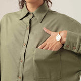 Camisa Oversized Cupuaçu de Linho e Viscose FSC™ Verde Escuro. Compre online moda sustentável e atemporal na Minimadeia, marca slow fashion de roupas femininas. Foto produto MAR26 08