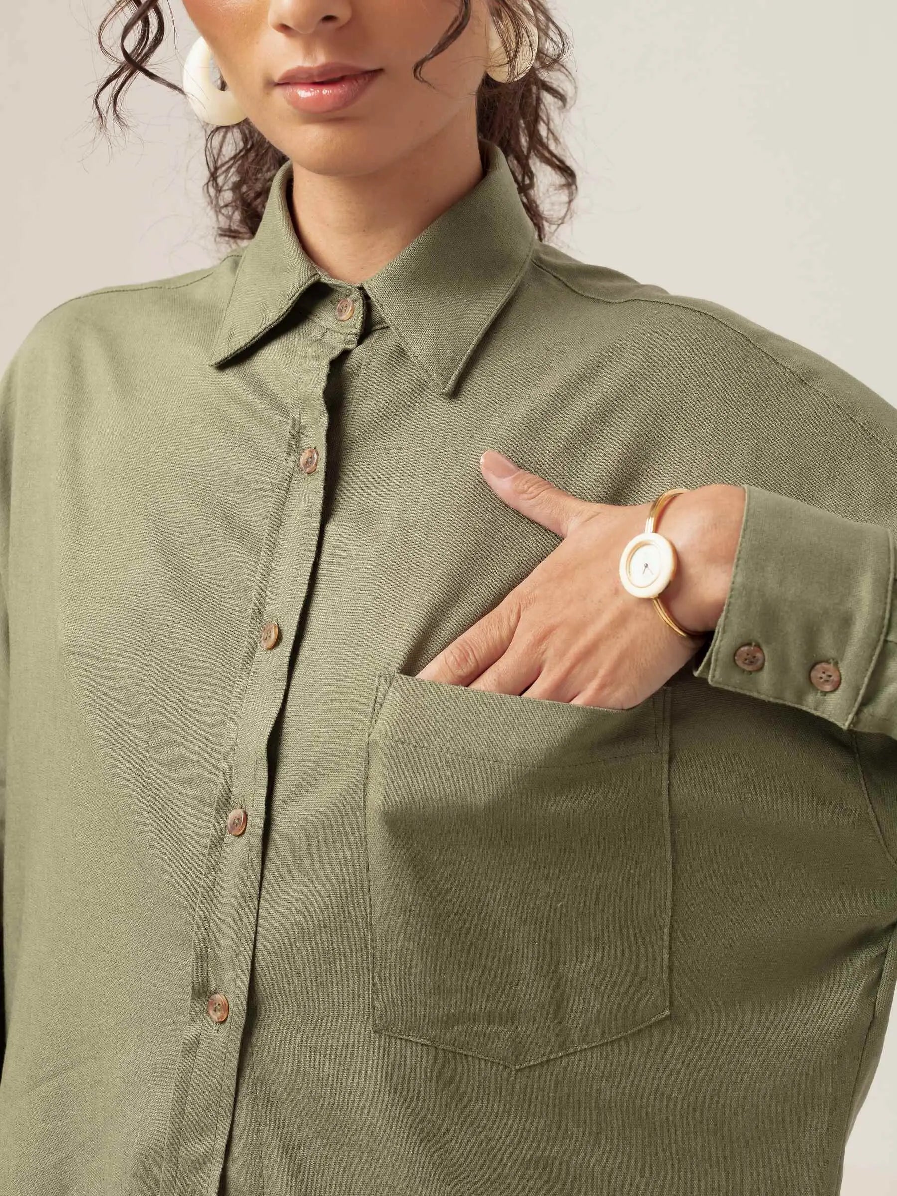 Camisa Oversized Cupuaçu de Linho e Viscose FSC™ Verde Escuro. Compre online moda sustentável e atemporal na Minimadeia, marca slow fashion de roupas femininas. Foto produto MAR26 08