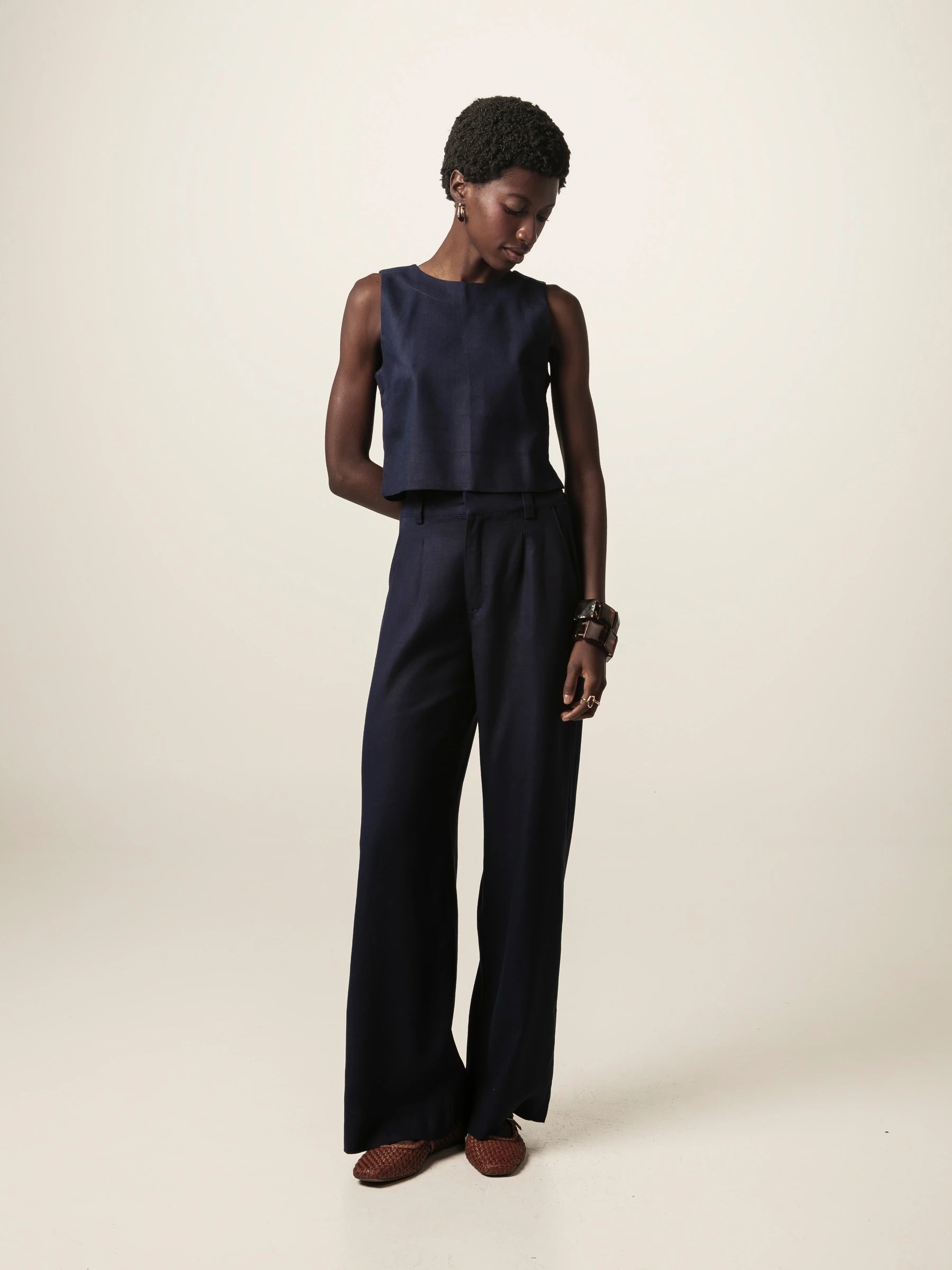 Calça Alfaiataria Pantalona Graviola de Linho e Viscose FSC™ Azul Escuro. Compre online moda sustentável e atemporal na Minimadeia, marca slow fashion de roupas femininas. Foto produto JUN16 01