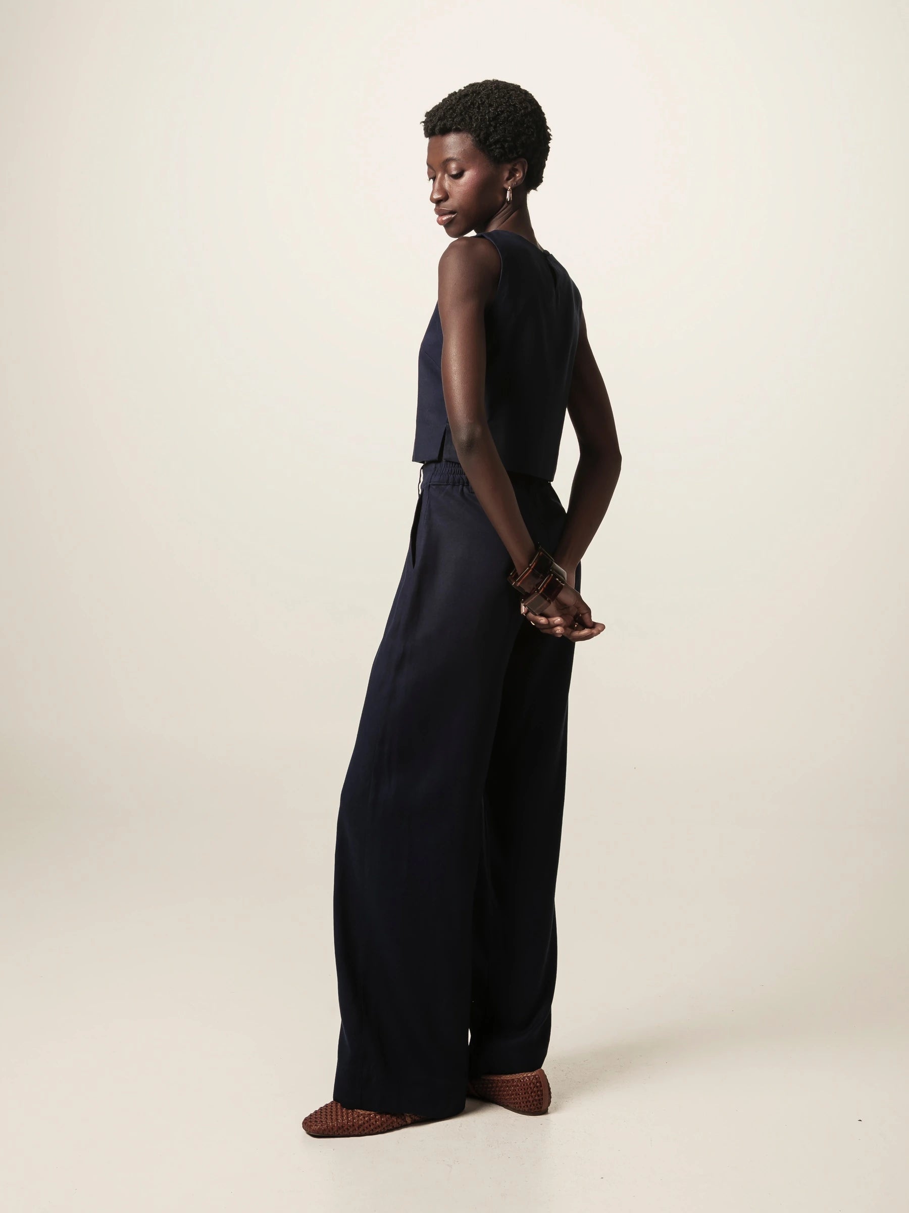 Calça Alfaiataria Pantalona Graviola de Linho e Viscose FSC™ Azul Escuro. Compre online moda sustentável e atemporal na Minimadeia, marca slow fashion de roupas femininas. Foto produto JUN16 03
