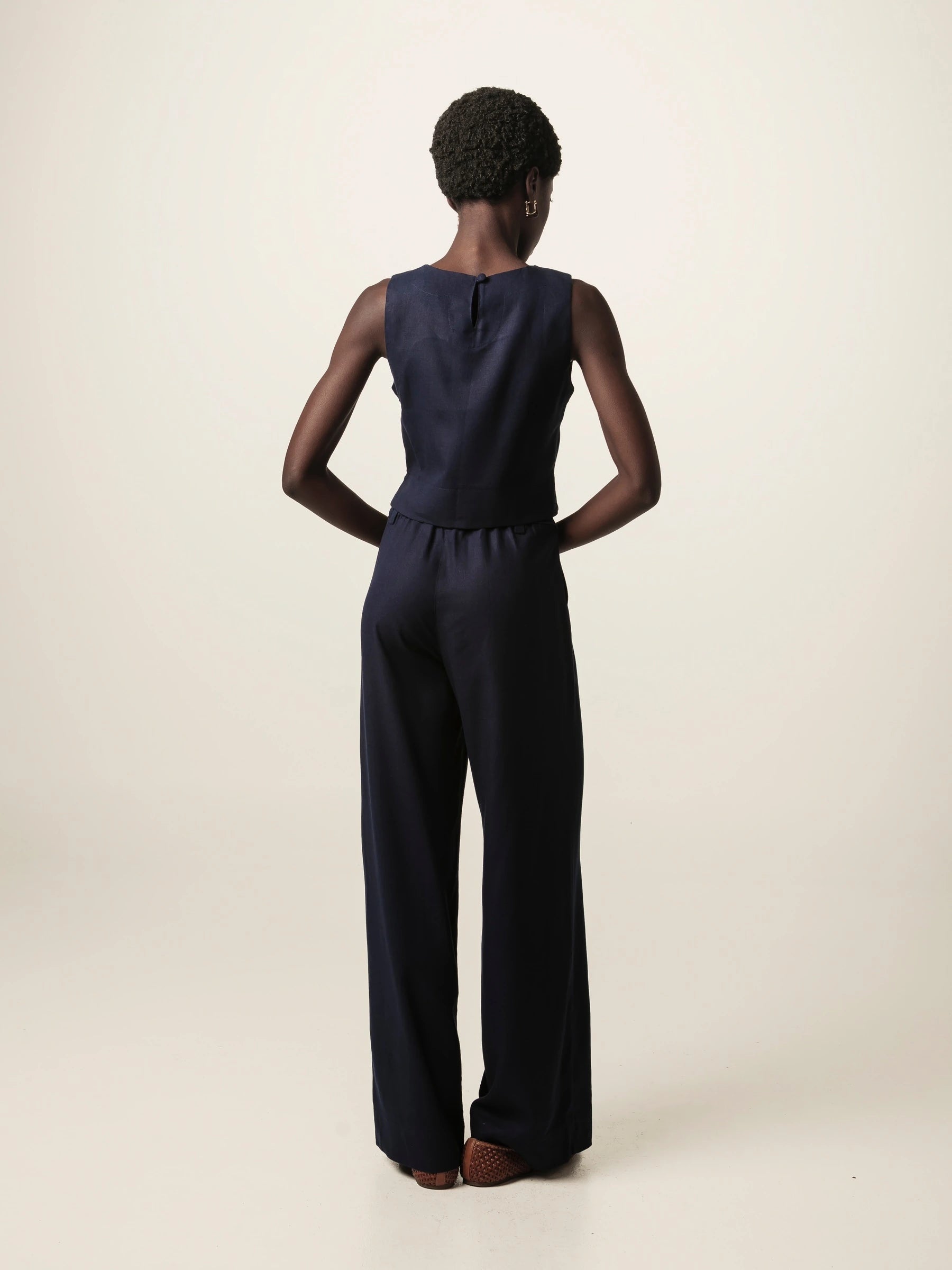 Calça Alfaiataria Pantalona Graviola de Linho e Viscose FSC™ Azul Escuro. Compre online moda sustentável e atemporal na Minimadeia, marca slow fashion de roupas femininas. Foto produto JUN16 04
